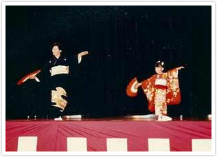 おばあさまとともに、日本舞踊の発表会