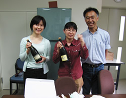 写真：2006年「Cell」に論文が掲載されたときのお祝い。右が三浦先生