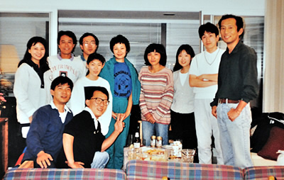 アメリカ留学時代。日本人の若い研究者らと宴会で語り合った（前列左）