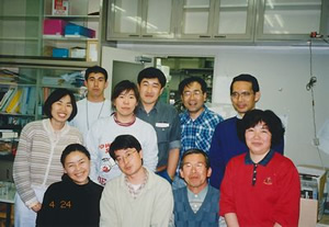 大学院時代を過ごした農林水産省の研究所の仲間たちと（中列　左から二人目）