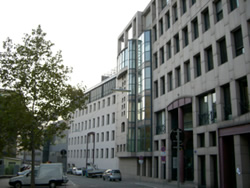 ウイーンのオーストリア分子生物学研究所 (IMBA)と分子病理学研究所 (IMP) 