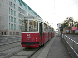 研究所への通勤に利用していたウイーンの路面電車。左に見える建物は研究所の隣のウイーン・バイオセンター