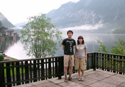 オーストリアの世界遺産　ハルシュタット湖（隣はご主人）