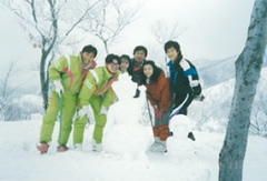 大学3年生頃　スキーサークルの仲間とともに（右から2人目）