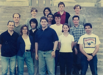 ハーバード大学医学校遺伝学部門C.Tabin研究室のメンバーとともに。前列中央がテービン先生。