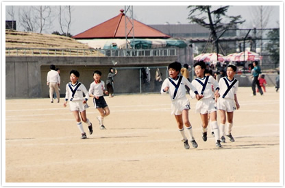 小学校時代　サッカー練習中（右から2人目）