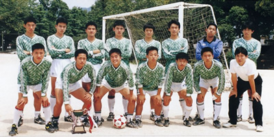 高校時代もサッカー部で活躍（後列右から3人目）