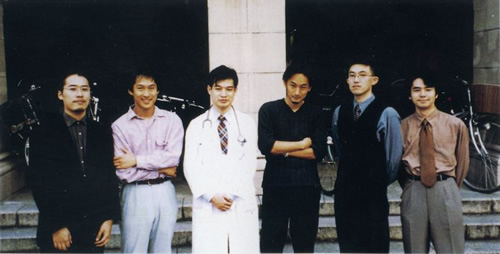 東京大学医学部6年生（左から2人目）