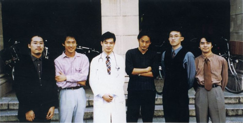 東京大学医学部6年生(左から2人目)