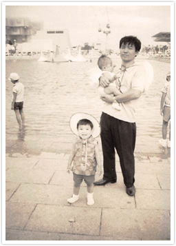 2歳の時、父、弟と共に大阪万博にて