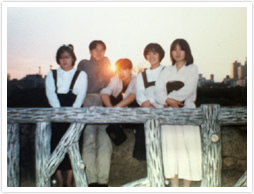 高2の時のグループデート＠大阪城。真ん中で夕日をバックに座っているのが永井先生