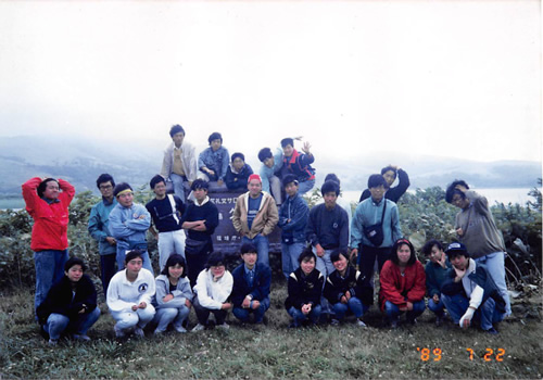 サークル「野外活動クラブ」のメンバーと＠北海道礼文島にて（前から２列目、左から５人目）