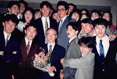筑波大学卒業式にて、担任の斎藤建彦先生、クラスメートらと（前列右から3番目）