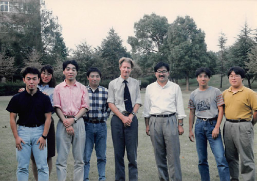 山中先生と一緒にノーベル賞を受賞したJohn Gurdon先生が91年夏に初来日し、筑波大学を訪問された時に上野グループのメンバーとともに撮影(右から2番目)