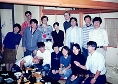 宮脇研発足メンバーと隣のThomas Knoffel研との懇親会にて。前列左が永井先生で、その横が宮脇先生