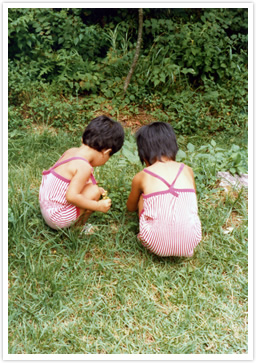 ５－６歳頃。向かって右側が先生で、左は妹さん。二人で虫を探したり花を摘んで遊ぶ