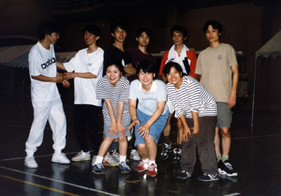 修士１年生のとき、近隣研究室の先輩後輩と体育館でテニスをしたときの写真（前列、向かって左側が先生）