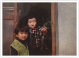 3歳ごろの写真。弟さん(右)とともに