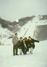 大学卒業旅行で友人たちと北海道へ（右から2番目）