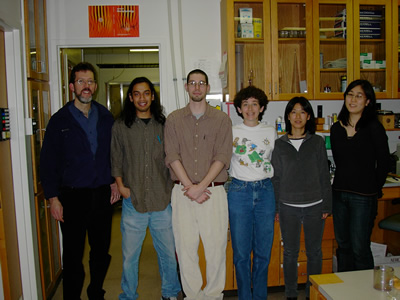 リチャード・ムーニー教授のラボで（右から2人目）。左がムーニー教授