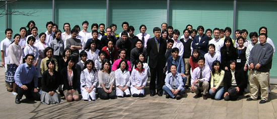 2007年慶應・岡野研集合写真。最初来た時は、人数の多さにびっくり！