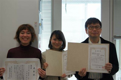 岡野先生・茗溪学園3年生(当時)の四宮有紗さんと。(写真左)四宮さんは「未来の科学者養成講座」でハダカデバネズミの研究に携わり、優秀賞を獲得!