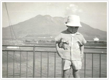 幼稚園のころ。祖父の葬式で奄美大島に帰る途中に鹿児島で撮影