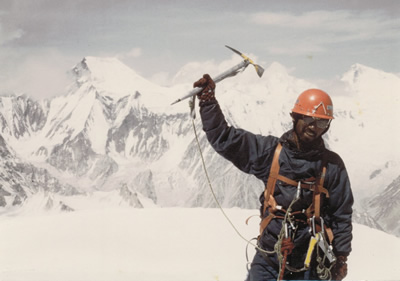 1984年8月9日、K7（6,934ｍ）頂上。背景はチョゴリザ(7,665m)
