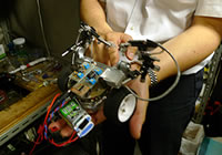カイコガの脳の信号でフェロモンの匂いを追跡するロボット