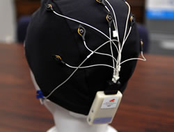 ヘッドキャップに取り付けた超小型無線脳波計
