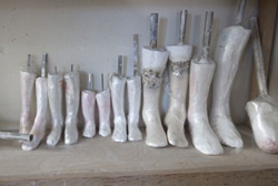 採型し、修正した患者さんの脚型の数々