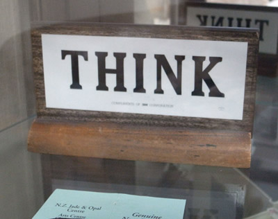 社是である「THINK」の文字が社内のあちこちに